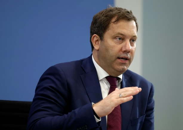 Bild vergrößern: EU-Finanzminister diskutieren in Luxemburg über eingeforene russische Vermögen Bild vergrößern: EU-Finanzminister diskutieren in Luxemburg über eingeforene russische Vermögen