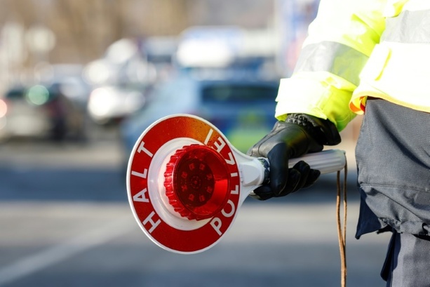 Bild vergrößern: Protestbus aus Verkehr gezogen: Polizei prüft hunderte Posts im Netz Bild vergrößern: Protestbus aus Verkehr gezogen: Polizei prüft hunderte Posts im Netz