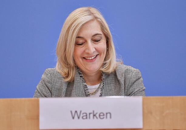 Bild vergrößern: Warken spart im Gesundheitswesen zwei Milliarden Euro ein Bild vergrößern: Warken spart im Gesundheitswesen zwei Milliarden Euro ein