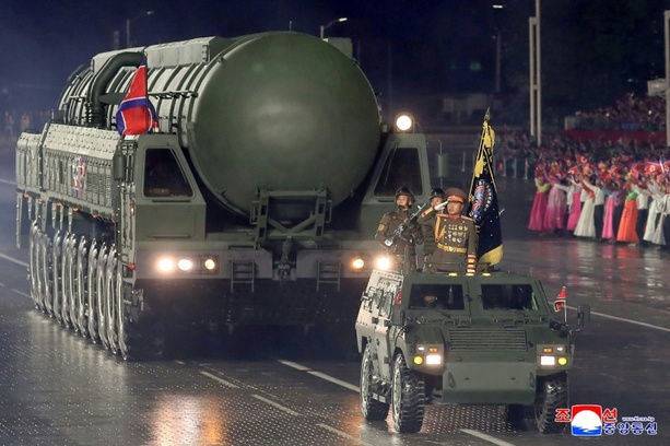 Bild vergrößern: Nordkorea führt bei Militärparade seine neue Interkontinentalrakete vor Bild vergrößern: Nordkorea führt bei Militärparade seine neue Interkontinentalrakete vor