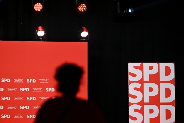 Bild vergrößern: SPD in Hamburg wählt Leonhard und Weiland erneut zu Landesvorsitzenden Bild vergrößern: SPD in Hamburg wählt Leonhard und Weiland erneut zu Landesvorsitzenden