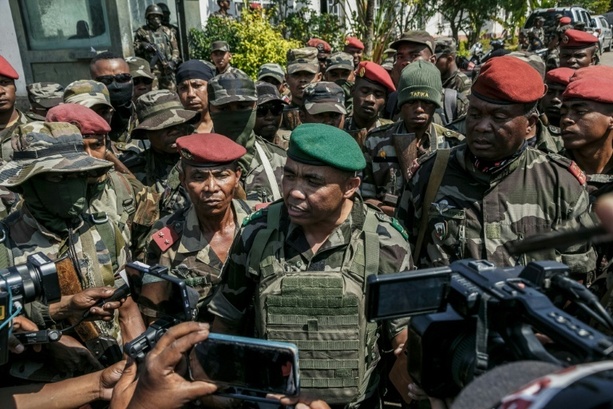 Bild vergrößern: Erste Soldaten in Madagaskar schließen sich Protesten gegen Regierung an Bild vergrößern: Erste Soldaten in Madagaskar schließen sich Protesten gegen Regierung an