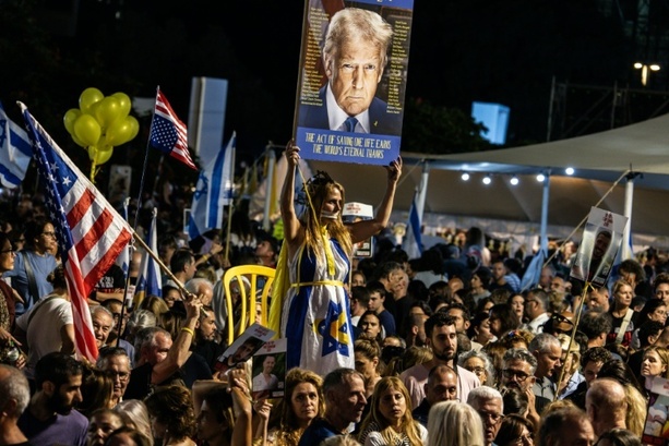 Bild vergrößern: Endlich Hoffnung: Zehntausende Menschen versammeln sich auf Geiselplatz in Tel Aviv