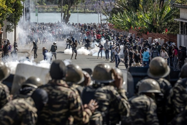 Bild vergrößern: Madagaskar: Wichtige Armee-Einheit unterstützt regierungskritische Proteste