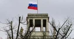 Frau bedroht Objektschützerin vor russischer Botschaft in Berlin mit Messer