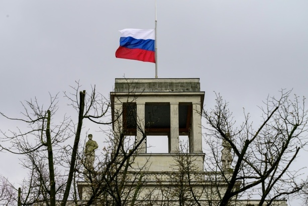 Bild vergrößern: Frau bedroht Objektschützerin vor russischer Botschaft in Berlin mit Messer