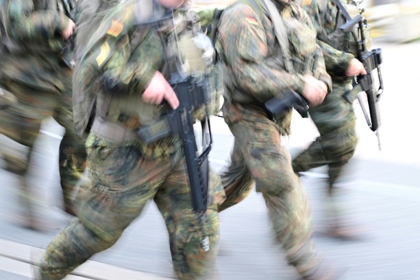 Bild vergrößern: Bericht: Losverfahren soll bei neuer Wehrpflicht über Musterung entscheiden Bild vergrößern: Bericht: Losverfahren soll bei neuer Wehrpflicht über Musterung entscheiden