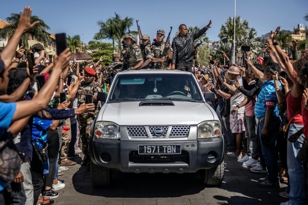 Bild vergrößern: Madagaskar: Armee-Einheit schließt sich Demonstranten an und installiert neuen Militärchef