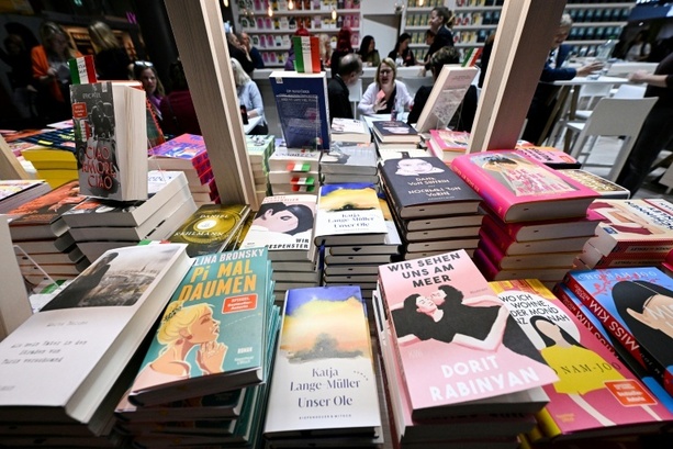 Bild vergrößern: Schriftstellerin Dorothee Elmiger mit Deutschem Buchpreis 2025 ausgezeichnet Bild vergrößern: Schriftstellerin Dorothee Elmiger mit Deutschem Buchpreis 2025 ausgezeichnet