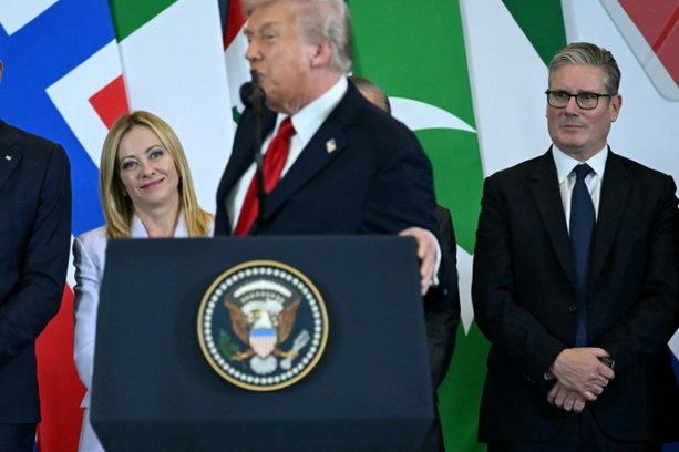 Bild vergrößern: Sie ist eine schöne junge Frau: Trump lobt Meloni bei Gaza-Gipfel für ihr Äußeres Bild vergrößern: Sie ist eine schöne junge Frau: Trump lobt Meloni bei Gaza-Gipfel für ihr Äußeres
