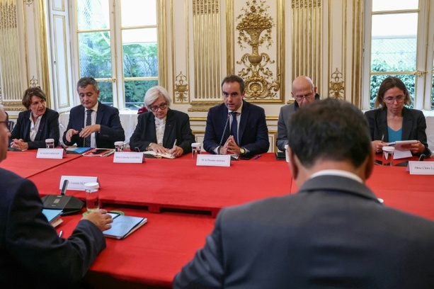 Bild vergrößern: Frankreichs neue Regierung befasst sich mit Haushaltsentwurf Bild vergrößern: Frankreichs neue Regierung befasst sich mit Haushaltsentwurf