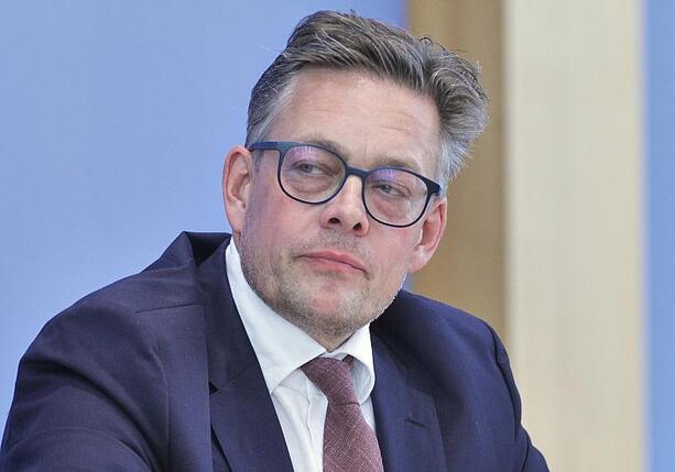 Bild vergrößern: Von Notz fordert monatlichen Bericht zu hybriden Angriffen Bild vergrößern: Von Notz fordert monatlichen Bericht zu hybriden Angriffen