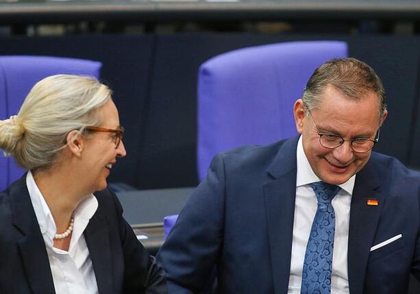 Bild vergrößern: AfD in Forsa-Umfrage weiter vorn - Merz mit neuem Tiefstwert Bild vergrößern: AfD in Forsa-Umfrage weiter vorn - Merz mit neuem Tiefstwert