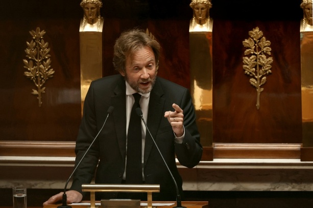 Bild vergrößern: Aussetzen von Rentenreform: Frankreichs Premier rettet Regierung vorerst Bild vergrößern: Aussetzen von Rentenreform: Frankreichs Premier rettet Regierung vorerst