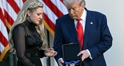 Trump verleiht 