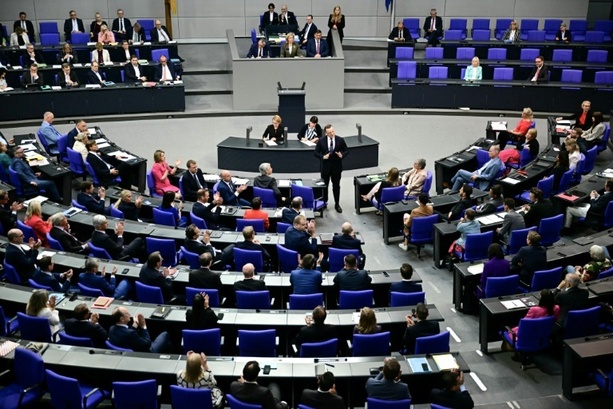 Bild vergrößern: Bundestag berät über Bedrohungslage in Deutschland und Bundeswehreinsätze Bild vergrößern: Bundestag berät über Bedrohungslage in Deutschland und Bundeswehreinsätze