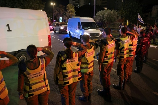 Bild vergrößern: Leiche von Deutsch-Israeli und zwei weiteren Hamas-Geiseln nach Übergabe an Israel identifiziert Bild vergrößern: Leiche von Deutsch-Israeli und zwei weiteren Hamas-Geiseln nach Übergabe an Israel identifiziert