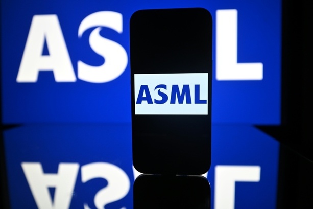 Bild vergrößern: Chip-Konzern ASML mit stabilem Gewinn - Warnung vor Einbruch des China-Geschäfts Bild vergrößern: Chip-Konzern ASML mit stabilem Gewinn - Warnung vor Einbruch des China-Geschäfts