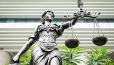 Gut fünf Jahre Haft für Totschlag an schlafender Ehefrau in Nordrhein-Westfalen