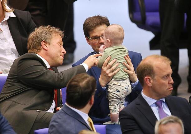 Bild vergrößern: Babys im Bundestag: Klöckner will Abgeordneten mit Kind helfen Bild vergrößern: Babys im Bundestag: Klöckner will Abgeordneten mit Kind helfen