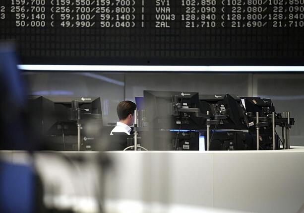 Bild vergrößern: Dax startet im Minus - Anleger blicken nach Frankreich Bild vergrößern: Dax startet im Minus - Anleger blicken nach Frankreich