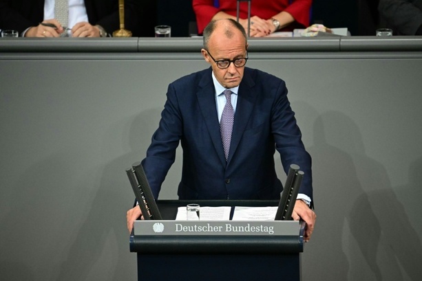Bild vergrößern: Merz mahnt Stärkung Europas an - Opposition kritisiert Bilanz des CDU-Kanzlers Bild vergrößern: Merz mahnt Stärkung Europas an - Opposition kritisiert Bilanz des CDU-Kanzlers