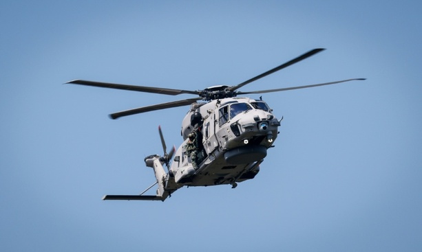 Bild vergrößern: Marinehubschrauber rettet Schiffbrüchige vor Nordseeinsel Wangerooge Bild vergrößern: Marinehubschrauber rettet Schiffbrüchige vor Nordseeinsel Wangerooge