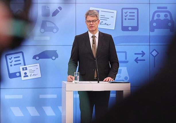 Bild vergrößern: Verkehrsminister stellt Eckpunkte für günstigere Führerscheine vor Bild vergrößern: Verkehrsminister stellt Eckpunkte für günstigere Führerscheine vor