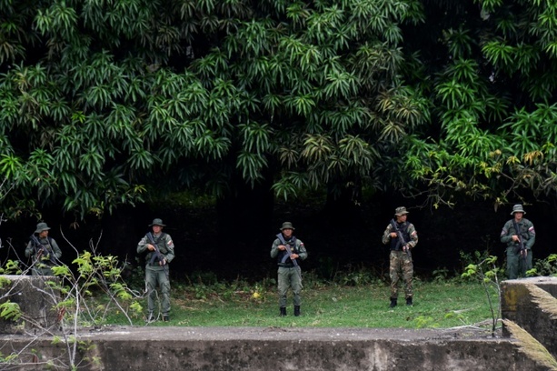 Bild vergrößern: Krise mit den USA: Venezuela verlegt tausende Soldaten an Grenze zu Kolumbien Bild vergrößern: Krise mit den USA: Venezuela verlegt tausende Soldaten an Grenze zu Kolumbien