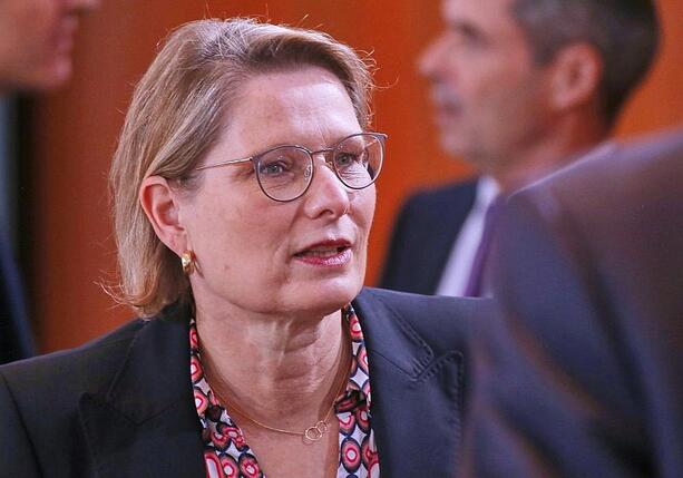 Bild vergrößern: Justizministerin packt neues Firmenmodell an Bild vergrößern: Justizministerin packt neues Firmenmodell an
