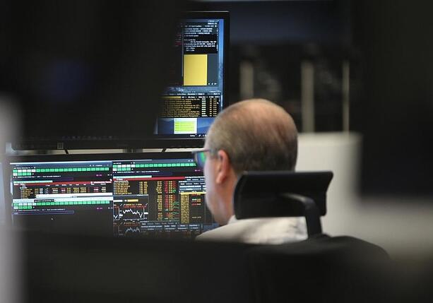 Bild vergrößern: Dax startet kräftig im Minus - Angst vor neuer Bankenkrise Bild vergrößern: Dax startet kräftig im Minus - Angst vor neuer Bankenkrise