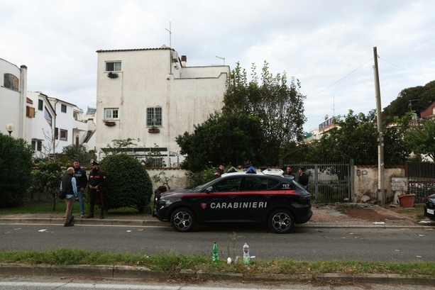 Bild vergrößern: Auto eines bekannten italienischen Journalisten bei Bombenanschlag zerstört Bild vergrößern: Auto eines bekannten italienischen Journalisten bei Bombenanschlag zerstört