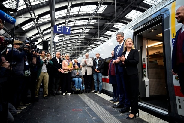Bild vergrößern: Neuer ICE-Zug mit stufenlosem Einstieg vorgestellt Bild vergrößern: Neuer ICE-Zug mit stufenlosem Einstieg vorgestellt