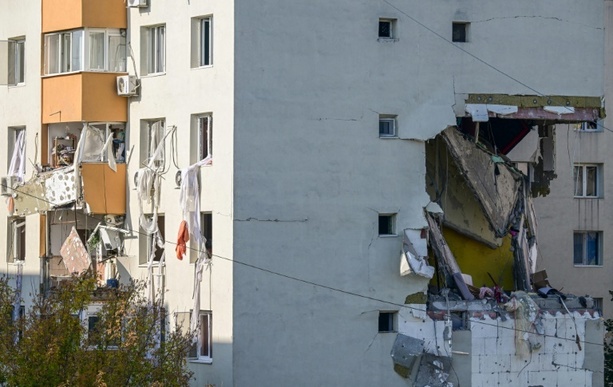 Bild vergrößern: Explosion reißt Loch in Wohnhaus in Bukarest: Mindestens drei Tote Bild vergrößern: Explosion reißt Loch in Wohnhaus in Bukarest: Mindestens drei Tote