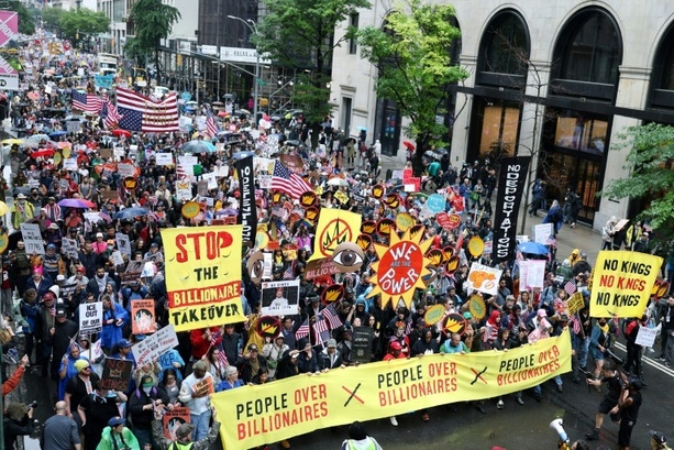 Bild vergrößern: Keine Könige: Millionen Menschen bei Demonstrationen gegen Trump erwartet Bild vergrößern: Keine Könige: Millionen Menschen bei Demonstrationen gegen Trump erwartet
