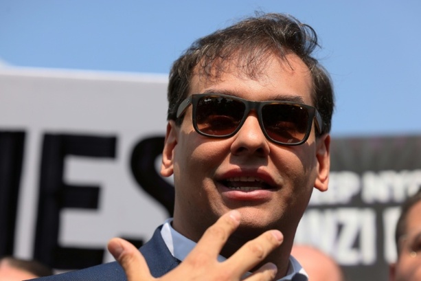 Bild vergrößern: Republikanischer Ex-Abgeordneter Santos kommt nach Strafmilderung aus Gefängnis frei Bild vergrößern: Republikanischer Ex-Abgeordneter Santos kommt nach Strafmilderung aus Gefängnis frei