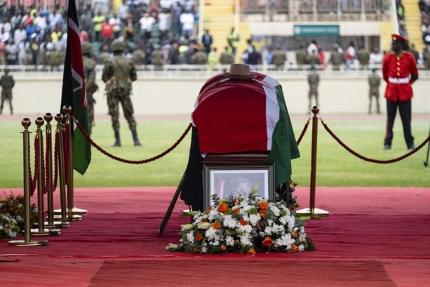 Bild vergrößern: Zehntausende nehmen in Kenia Abschied von Oppositionsführer Odinga Bild vergrößern: Zehntausende nehmen in Kenia Abschied von Oppositionsführer Odinga