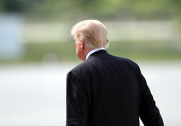 Bild vergrößern: No Kings: Hunderte Demonstrationen gegen Trump laufen an Bild vergrößern: No Kings: Hunderte Demonstrationen gegen Trump laufen an