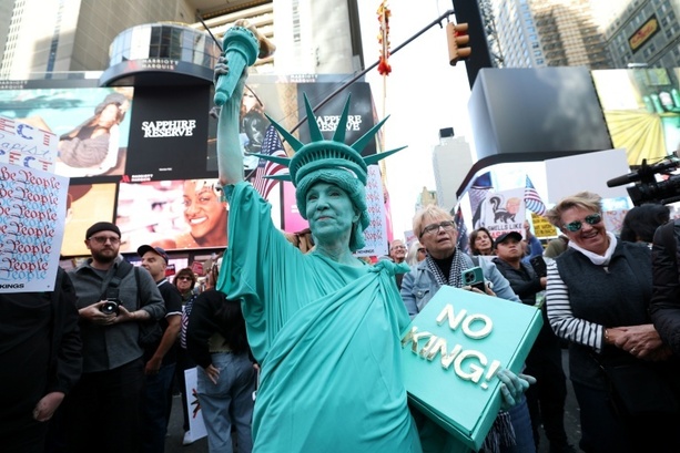 Bild vergrößern: Veranstalter: Rund sieben Millionen Teilnehmer an No Kings-Protesten gegen Trump Bild vergrößern: Veranstalter: Rund sieben Millionen Teilnehmer an No Kings-Protesten gegen Trump