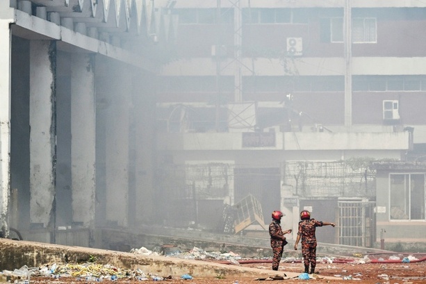 Bild vergrößern: Brand zerstört Frachtkomplex des größten Flughafens von Bangladesch Bild vergrößern: Brand zerstört Frachtkomplex des größten Flughafens von Bangladesch