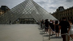 Raubüberfall im Louvre-Museum in Paris - Täter erbeuten Schmuck und flüchten