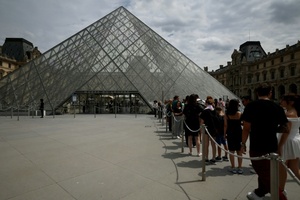 Spektakulärer Raubzug: Täter erbeuten im Louvre Schmuck von 