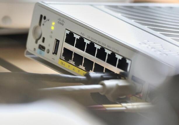 Bild vergrößern: Bei fast jedem Zweiten fällt Internet einmal im Jahr komplett aus Bild vergrößern: Bei fast jedem Zweiten fällt Internet einmal im Jahr komplett aus