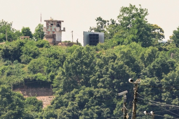 Bild vergrößern: Nordkoreanischer Soldat flieht über innerkoreanische Grenze nach Süden Bild vergrößern: Nordkoreanischer Soldat flieht über innerkoreanische Grenze nach Süden