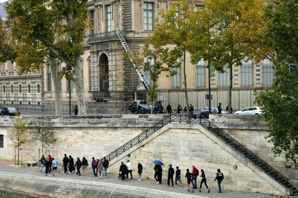 Bild vergrößern: Eines der aus Louvre gestohlenen Schmuckstücke nahe dem Museum gefunden Bild vergrößern: Eines der aus Louvre gestohlenen Schmuckstücke nahe dem Museum gefunden