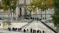 Eines der aus Louvre gestohlenen Schmuckstücke nahe dem Museum gefunden