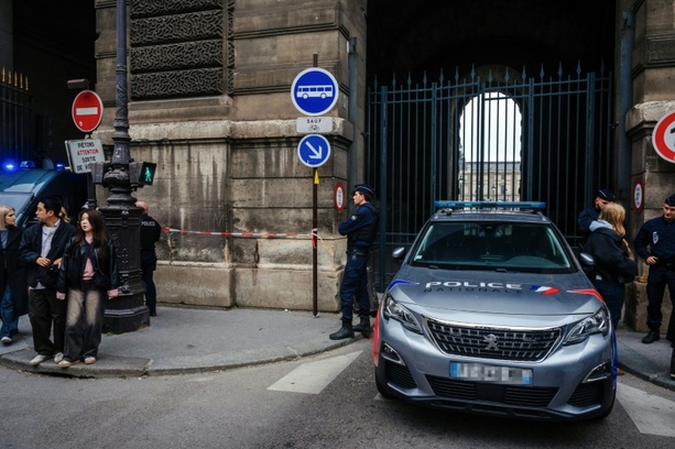 Bild vergrößern: Acht Schmuckstücke bei spektakulärem Einbruch im Pariser Louvre gestohlen Bild vergrößern: Acht Schmuckstücke bei spektakulärem Einbruch im Pariser Louvre gestohlen