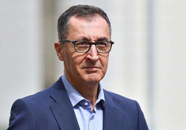 Bild vergrößern: Cem Özdemir: Verbrenner-Aus 2035 nicht umsetzbar Bild vergrößern: Cem Özdemir: Verbrenner-Aus 2035 nicht umsetzbar