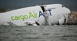Zwei Tote bei Unglück mit Frachtflugzeug in Hongkong