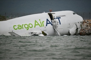 Frachtflugzeug kommt in Hongkong von Landebahn ab und fällt ins Meer